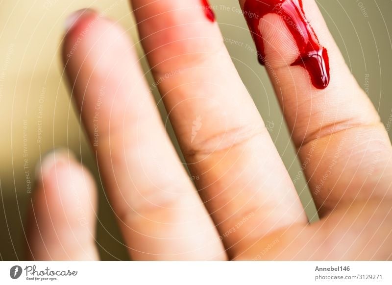 Fingerschnitt, Blutung verletzt mit Messer Körper Haut Gesundheitswesen Medikament Krankenhaus Mensch Frau Erwachsene Hand Tropfen rot weiß Schmerz Entsetzen