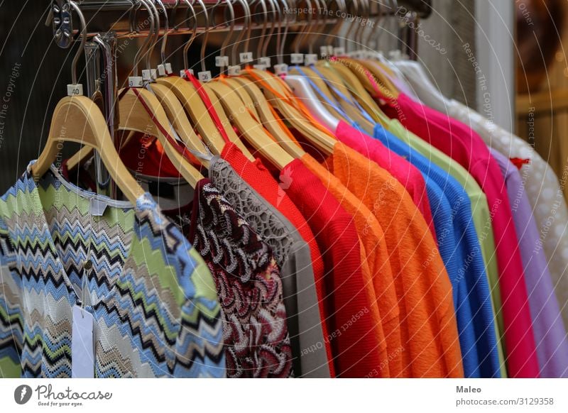 Kleidung zum Verkauf in einem Geschäft. Bekleidung Ladengeschäft Handel Boutique Mode Kleiderbügel hängen Einzelhandel verkaufen Stil Design Frau Kleiderschrank