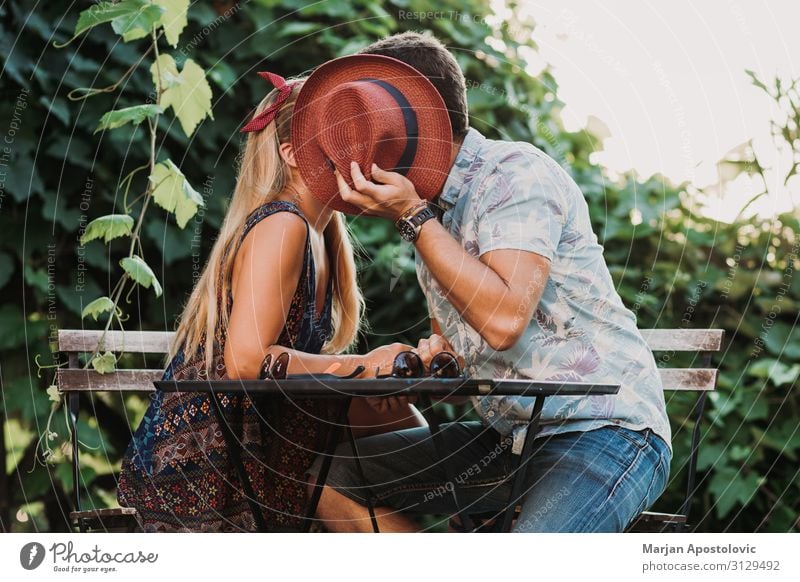 Ein verliebtes Paar, das sich auf der Terrasse küsst. Lifestyle Freude Ferien & Urlaub & Reisen Valentinstag maskulin feminin Junge Frau Jugendliche Junger Mann
