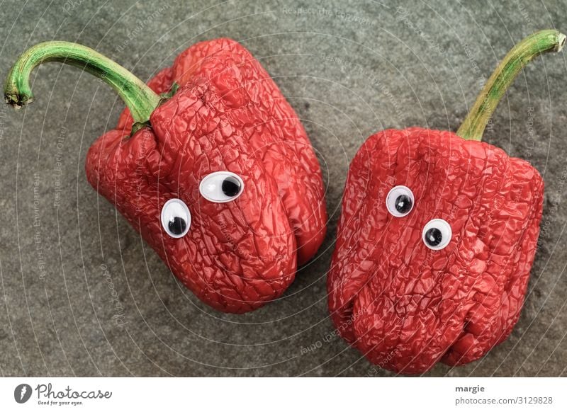 Zwei alte schrumpelige Paprika mit Augen Lebensmittel Gemüse Salat Salatbeilage Ernährung Bioprodukte Vegetarische Ernährung Pflanze Nutzpflanze rot