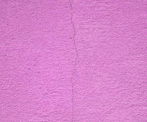 lila Zementwand mit einem Riss Design Gebäude Architektur Stein Beton alt natürlich retro rosa Farbe gerissen Hintergrund Konstruktion Grunge Material rau
