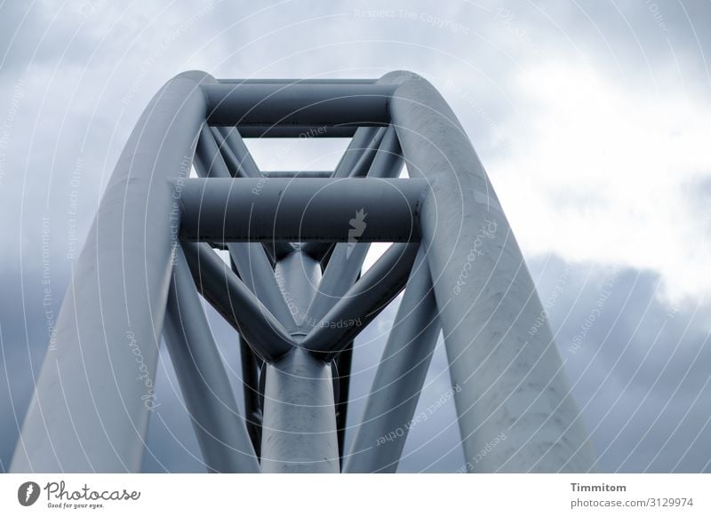 Bamberg mal anders Architektur Himmel Wolken Wetter Brücke Verkehr Metall Linie ästhetisch kalt blau grau Farbfoto Außenaufnahme Menschenleer