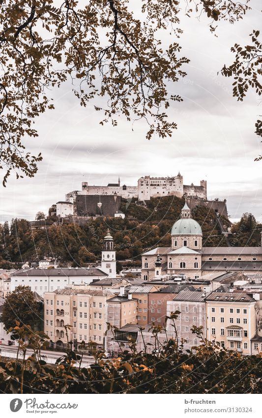 Salzburg im Herbst Landschaft Wolken schlechtes Wetter Stadt Stadtzentrum Altstadt Kirche Dom Burg oder Schloss Sehenswürdigkeit Wahrzeichen Idylle Tourismus