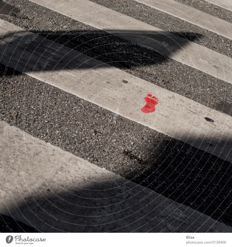 Roter Fußabdruck auf Zebrastreifen Straße Fußspur bedrohlich gehen rot Unfall gefährlich schulweg Fußgänger Spuren Straßenverkehr Verkehrssicherheit Farbfoto