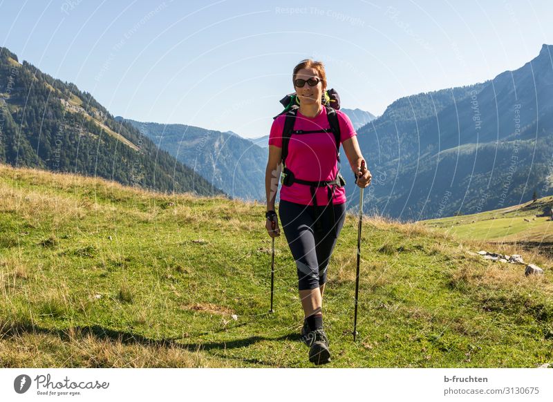 Frau mit Rucksack und Wanderstöcke Leben Ausflug Abenteuer Freiheit Sommer Berge u. Gebirge wandern Erwachsene 1 Mensch Natur Herbst Schönes Wetter Alpen gehen
