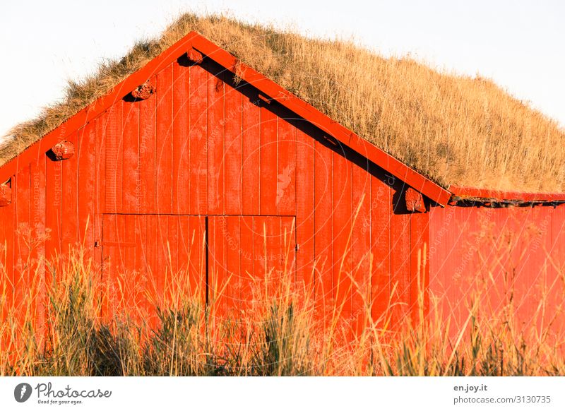ökologisch Gras Haus Hütte Bootshaus Scheune Holzhütte Fassade Dach außergewöhnlich rot Energie Klima nachhaltig Ferien & Urlaub & Reisen Tradition Stadt
