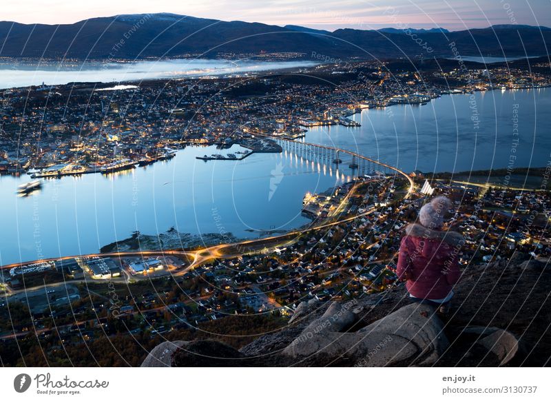 warten Ferien & Urlaub & Reisen Tourismus Ausflug Ferne Sightseeing Städtereise feminin Junge Frau Jugendliche 1 Mensch Umwelt Landschaft Bucht Insel Tromsø