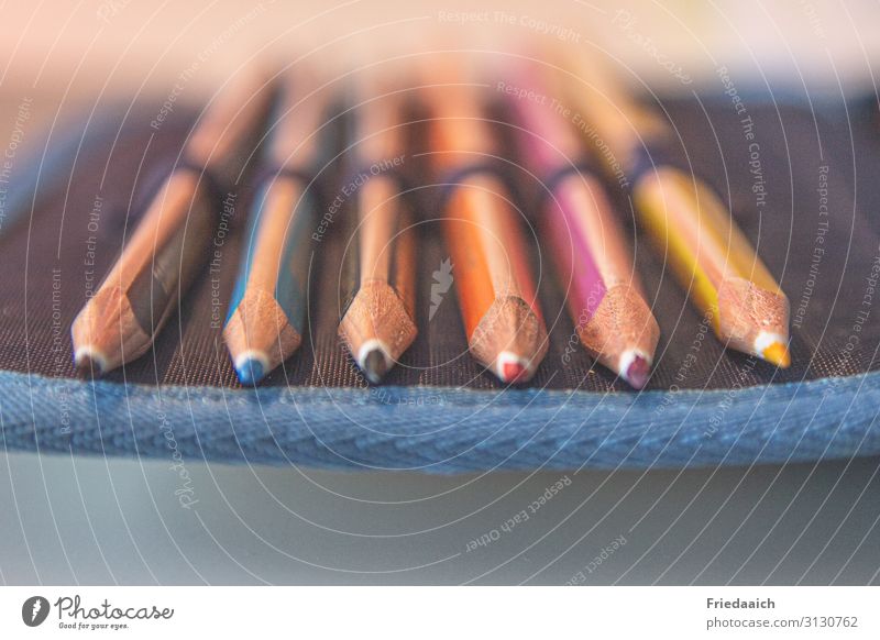 Buntstifte Spielen Basteln Handarbeit Kinderzimmer Bildung Schule Schreibstift zeichnen schreiben Erfolg Tatkraft gewissenhaft fleißig anstrengen Farbe Idee