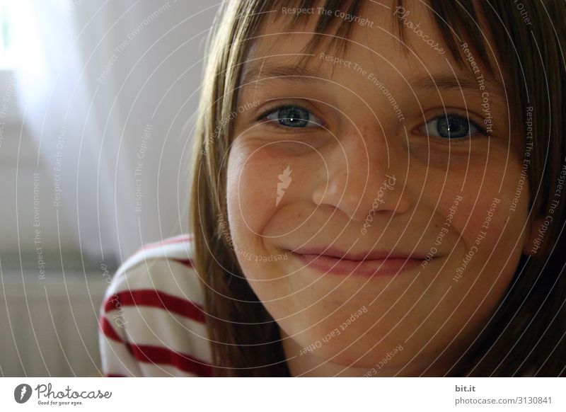 Fröhliches, lachendes Mädchen Mensch androgyn Kind Kindheit Fröhlichkeit Lächeln Blick Blick in die Kamera Blick nach vorn Glück feminin Freude Porträt