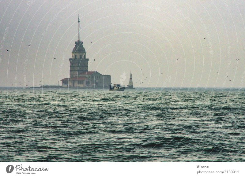 schwer erreichbar Wasser schlechtes Wetter Wellen Meer Bosporus Insel Istanbul Turm Leuchtturm Sehenswürdigkeit Wahrzeichen Kiz Kulesi Fischerboot bedrohlich