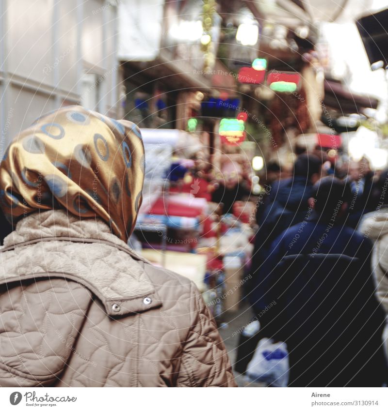 Shopping Mensch Erwachsene Kopf Rücken 1 Menschengruppe Istanbul Fußgänger Straße Fußgängerzone Durchgang Basar Jacke Mantel Kopftuch kaufen dunkel Stadt blau