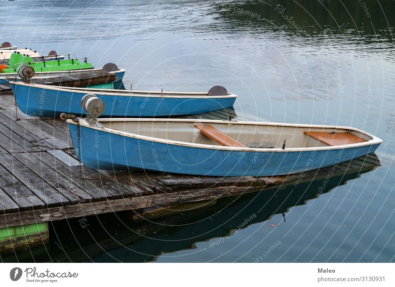 Fischerboote am Ufer des Sees Strand blau Wasserfahrzeug ruhig Küste Abenddämmerung Angeln Freizeit & Hobby Natur natürlich alt Außenaufnahme Erholung