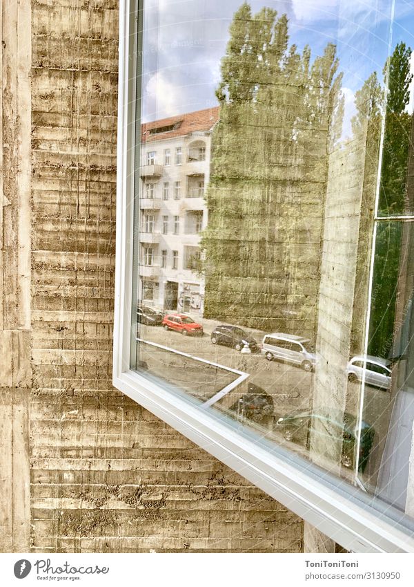 Fenster zur Strasse Haus Industrieanlage Architektur Mauer Wand Fassade grau Fassadenverkleidung Reflexion & Spiegelung Fensterscheibe Farbfoto Außenaufnahme