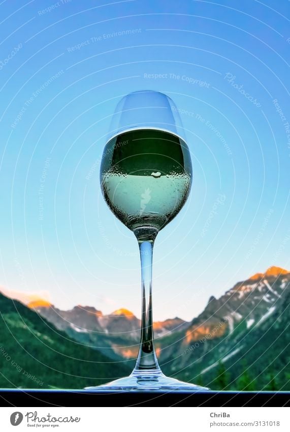 Ein Glas Weißwein bei Sonnenuntergang auf dem Balkon mit Blick in die Alpen Getränk Wein Lifestyle Reichtum elegant Erholung Ferien & Urlaub & Reisen Tourismus