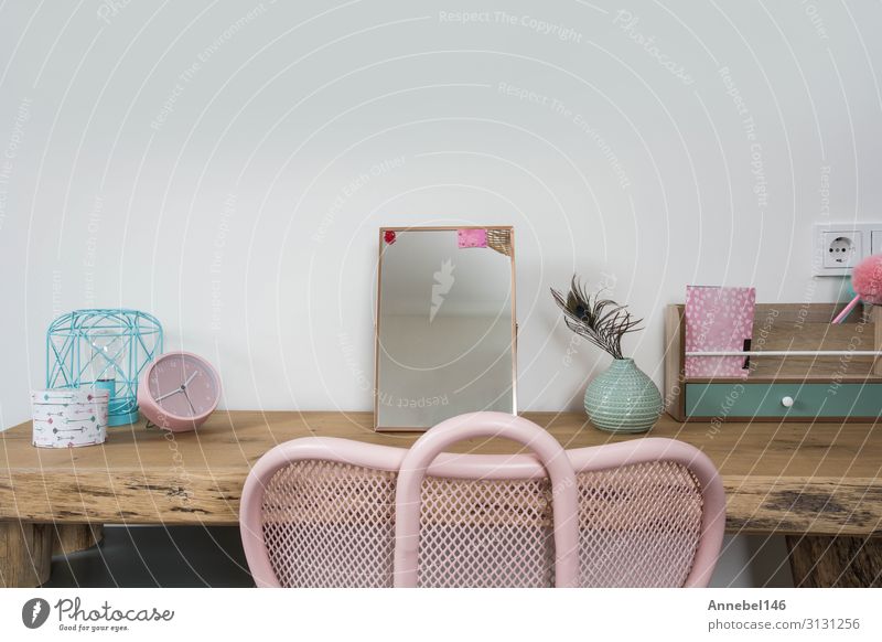 Helles Mädchenzimmer mit Holztisch und rosa Stuhl Stil Design schön Wohnung Haus Dekoration & Verzierung Möbel Schreibtisch Tisch Schlafzimmer Kind