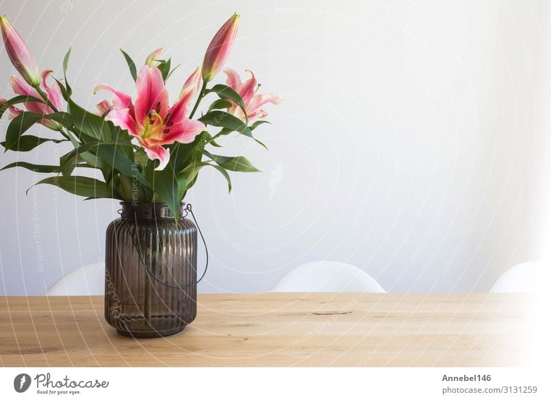 rosa Lilienblüten in einer Vase auf einem Holztisch elegant Design schön Sommer Wohnung Garten Dekoration & Verzierung Tisch Natur Pflanze Blume Blatt Blüte