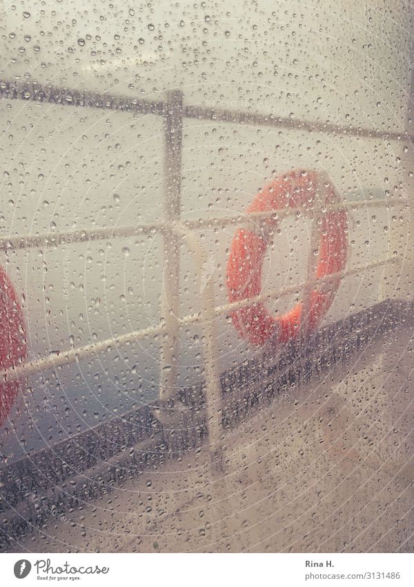 Schlechtes Wetter Klima Klimawandel schlechtes Wetter Wind Nebel Regen Binnenschifffahrt Passagierschiff Fähre Rettungsring dunkel kalt nass Reeling