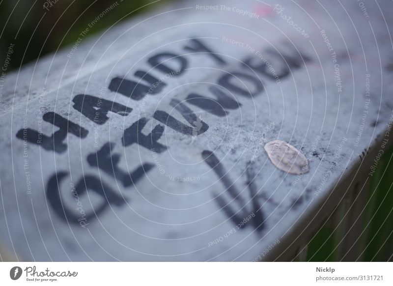 Ein Graffiti-Spruch "Handy gefunden" auf einer dreckingen Oberfläche sinnspruch Typographie Zeichen Text Schriftzeichen Tagger Nachricht Kunstwerk Jugendkultur