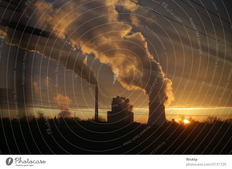 Kohlekraftwerk bei Leipzig, Deutschland im Gegenlicht eines Sonnenuntergangs Kraftwerk Klimawandel Energiekrise Krise Umweltverschmutzung Energieversorgung