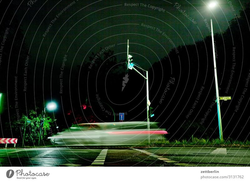 Schnelles Auto an der Kreuzung Abend Bewegung blinkern mehrfarbig Dynamik Phantasie glänzend Kunst Licht Lichtspiel Lichtschreiben Lichtmalerei Lightshow Linie