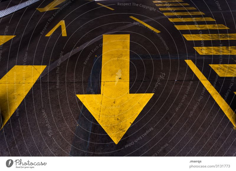 gelber Pfeil nach unten Symbole & Metaphern Zebrastreifen Asphalt Wege & Pfade Straßenverkehr StVO dunkel Hinweis Richtung