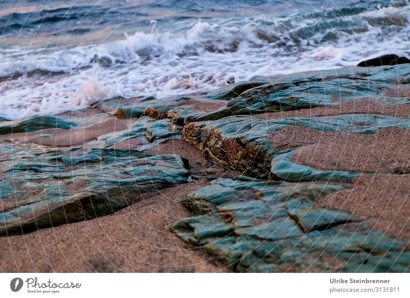 Felsstrand wie aus Jade Felsen Stein Sand Bucht Küste Meer Mittelmeer Strand Gestein Wellen Gischt jadegrün Sardinien La Ciaccia Wasser Menschenleer Natur