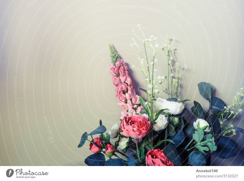 Kleiner Blumenstrauß aus rosa Blumen, grauer Zementwandhintergrund. Stil Design schön Haus Dekoration & Verzierung Tisch Muttertag Ostern Hochzeit Natur Pflanze