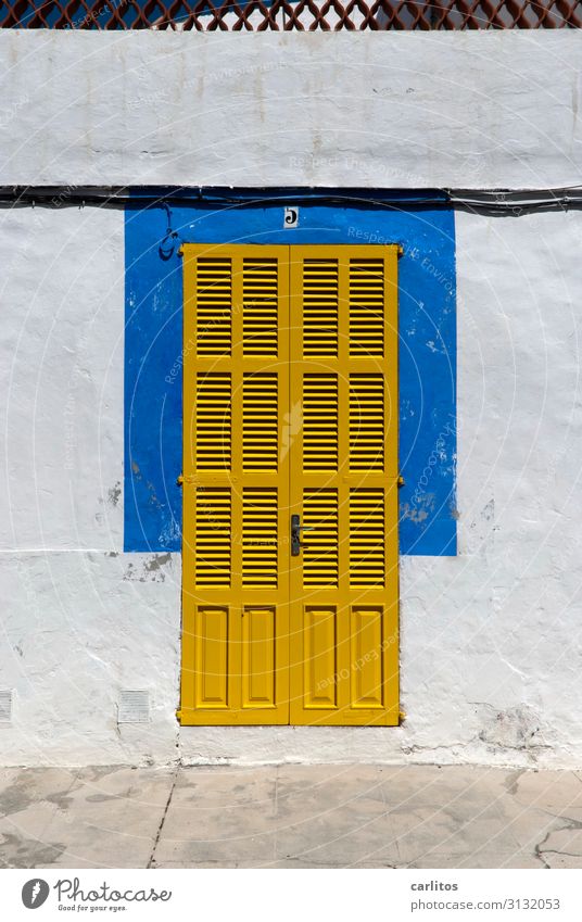 paint it black? Tür gelb blau Mallorca Porto Colom geschlossen Intimität Ferien & Urlaub & Reisen