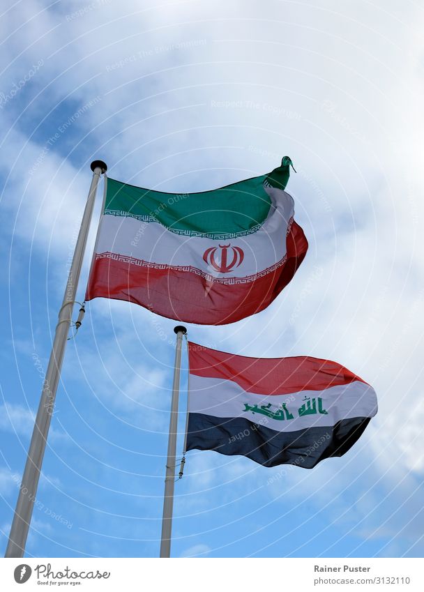 Die Nationalflaggen von Iran und Irak vor einem blauen Himmel Teheran Naher und Mittlerer Osten Wahrzeichen Fahne grün schwarz weiß Zusammenhalt Farbfoto