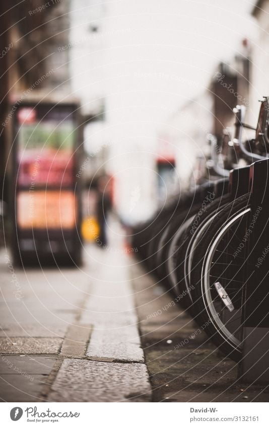 Fahrradverleih in einer Stadt Fahrräder verleihen Reifen Räder Fahrradständer Umwelt umweltfreundlich Umweltverschmutzung Fortbewegungsmitel parken Fahrradstadt