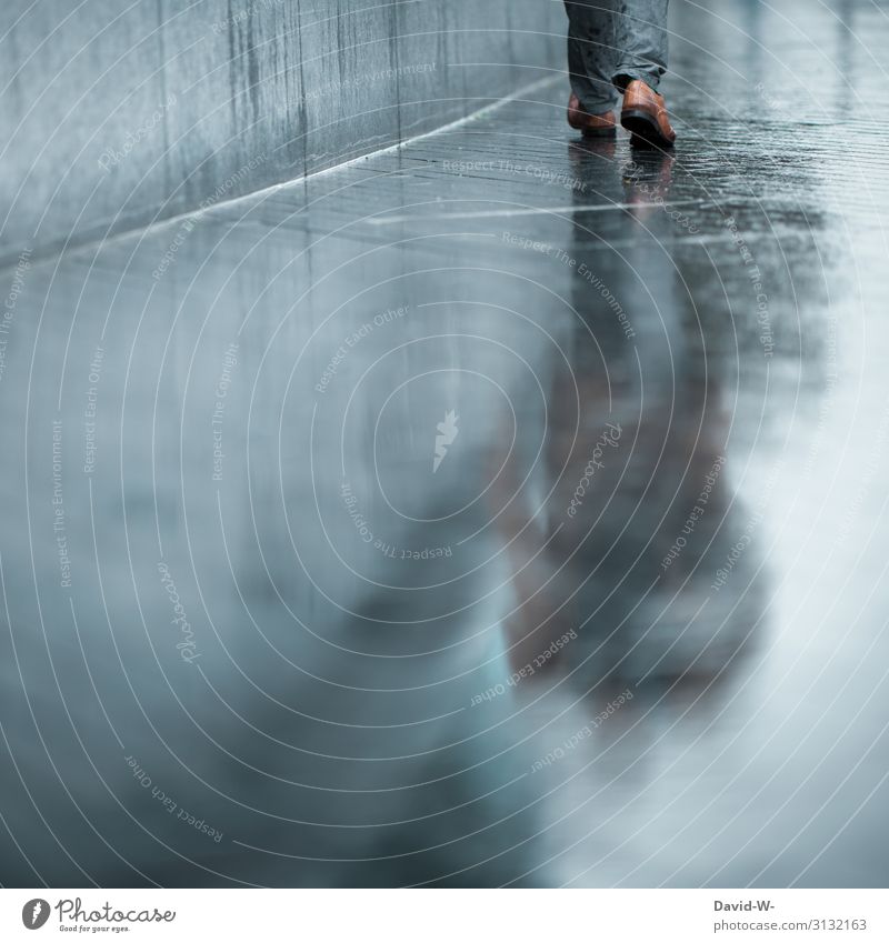 durch den Regen Lifestyle Stil Design Mensch maskulin Mann Erwachsene Leben 1 Kunst Kunstwerk Umwelt Herbst Klimawandel schlechtes Wetter Unwetter Gewitter