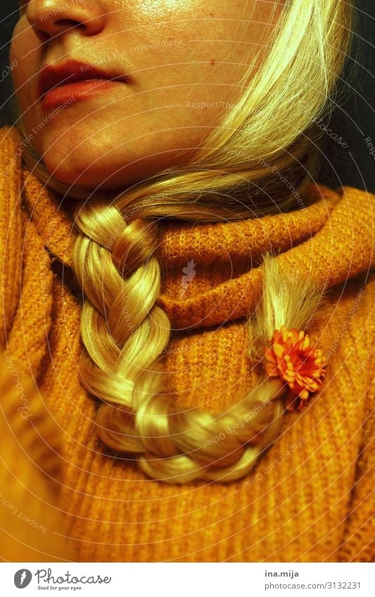 kuschelig Mensch feminin Mode Pullover Accessoire Haare & Frisuren blond langhaarig Zopf schön gelb gold orange herbstlich Herbstfärbung Farbfoto Porträt