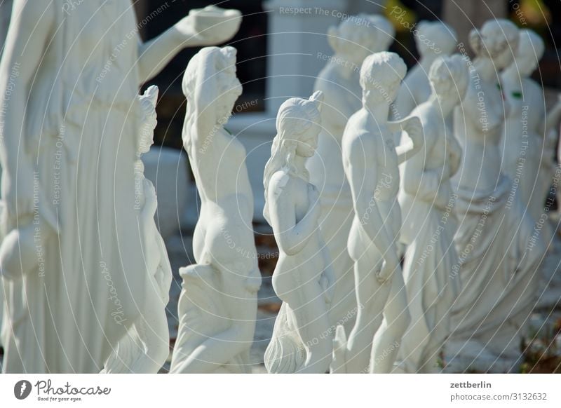 Statuen Denkmal Körper Figur Reihe nebeneinander Auswahl Kitsch Kunst Garten Personal Mensch mehrere Menschengruppe stehen Marmor Sandstein nackt Weiblicher Akt