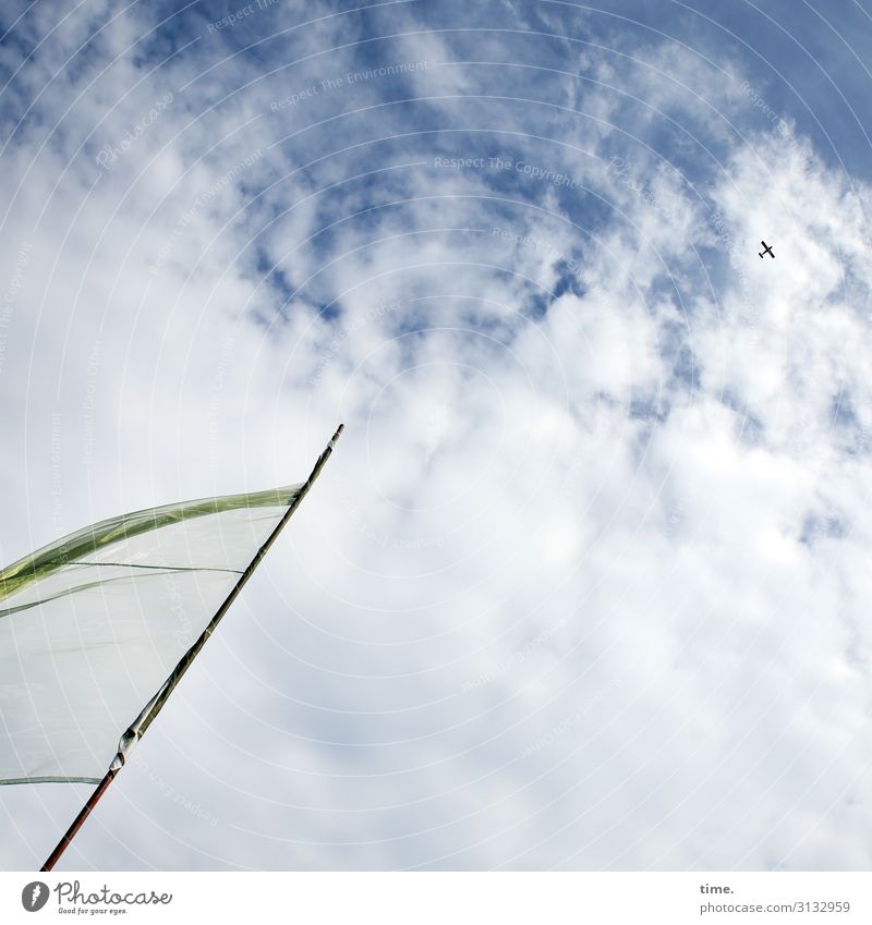 Überflug Himmel Wolken Schönes Wetter Luftverkehr Flugzeug Passagierflugzeug Propellerflugzeug Stoff Fahnenmast Kunststoff fliegen frisch Freude selbstbewußt