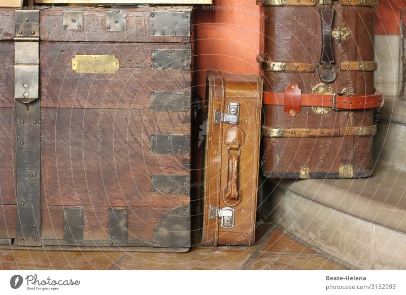 Reisefertig - alte Koffer warten auf einen Ausflug reisefertig Urlaub Ferien & Urlaub & Reisen reisen Ortswechsel Transport Abenteuer gestrig Lifestyle Gepäck