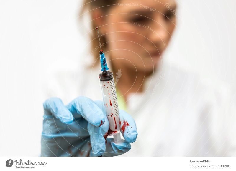 Nahaufnahme der Hände der Krankenschwester mit einer Blutspritze zur Heilung von Krankheiten. Gesundheitswesen Behandlung Medikament Labor Prüfung & Examen Arzt