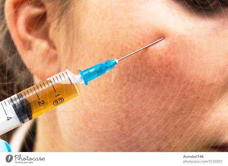 Normale Frau in der Schönheitsklinik, die eine Botox-Injektion bekommt. schön Haut Gesicht Kosmetik Behandlung Medikament Arzt Mensch Erwachsene Hand Kunststoff