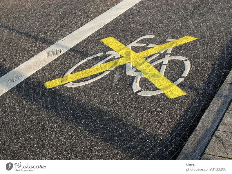 bitte keine Fahrräder auf die Straße legen straße Fahrradfahren kreuz verbot symbol icon asphalt sonnig bürgersteig absatzkante linie verkehr hinweis regelung
