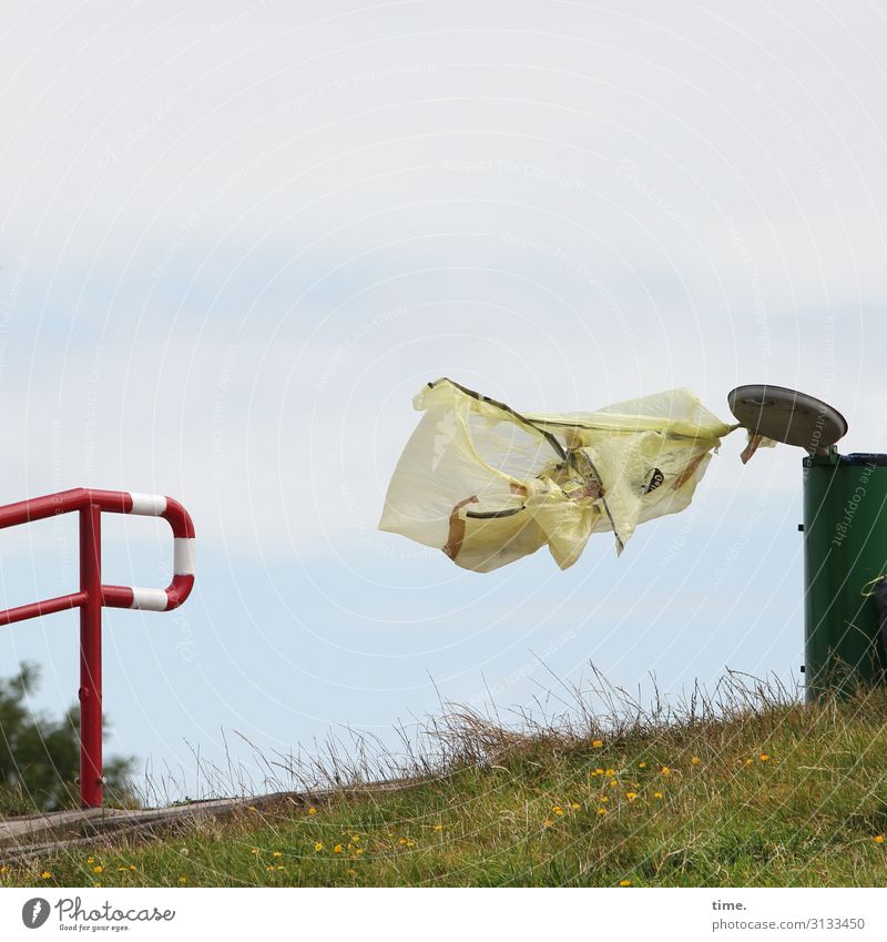 !Trash! 2019 | vom Winde verweht Himmel Wolken Sturm Wiese Treppengeländer Müllbehälter Müllsack Macht Neugier Überraschung Unglaube Nervosität verstört