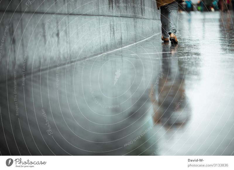 unterwegs an einem verregnetem Tag Regen Mann gehen Stadt Regentag Regenwetter Herbst nass Reflexion & Spiegelung Beine Straße Pfütze