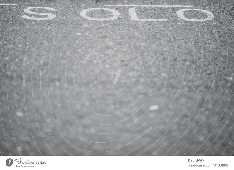 SOLO Schriftzug Wort solo Solokonzert allein alleine Einsam frei ledig solist isoliert zurückgezogen getrennt verlassen Straße wortbild Einsamkeit einsam