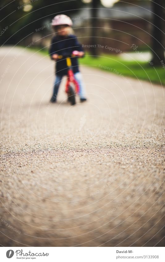 Kleinkind fährt Fahrrad Fahrradfahren Kind Straße Helm Kindheit draußen