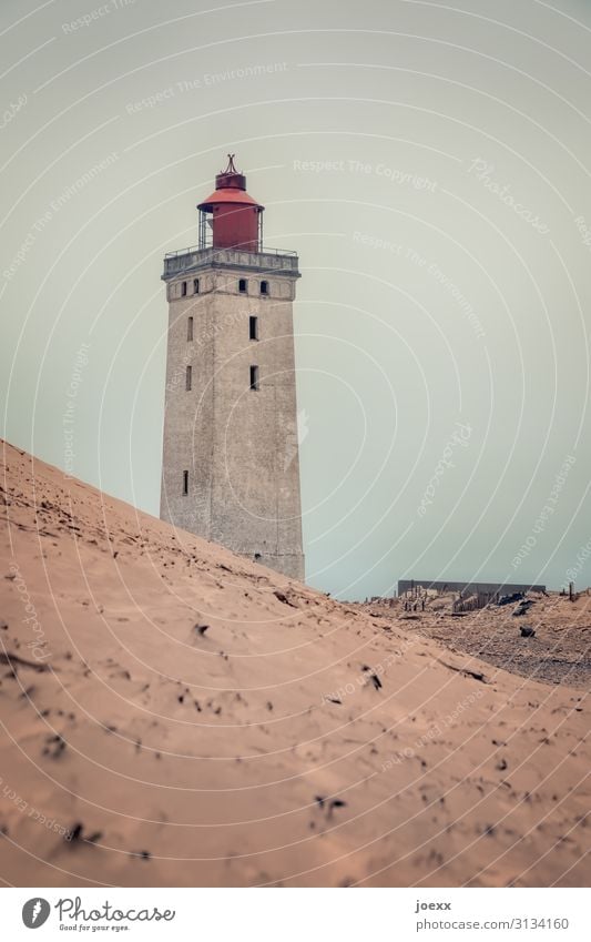 Umgezogen schlechtes Wetter Küste Düne Dänemark Leuchtturm Sehenswürdigkeit alt historisch braun rot Farbfoto Gedeckte Farben Außenaufnahme Tag