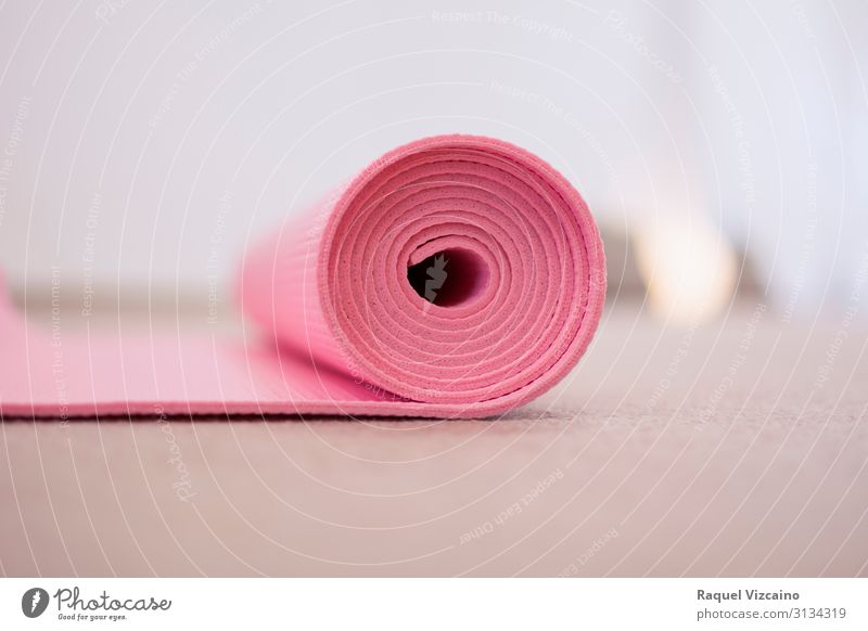 Rosa Yogamatte, aufgerollt. Lifestyle Wellness Sport Stoff rosa weiß friedlich Selbstbeherrschung Farbe Zufriedenheit "rosa vereinzelt Unterlage Gerät