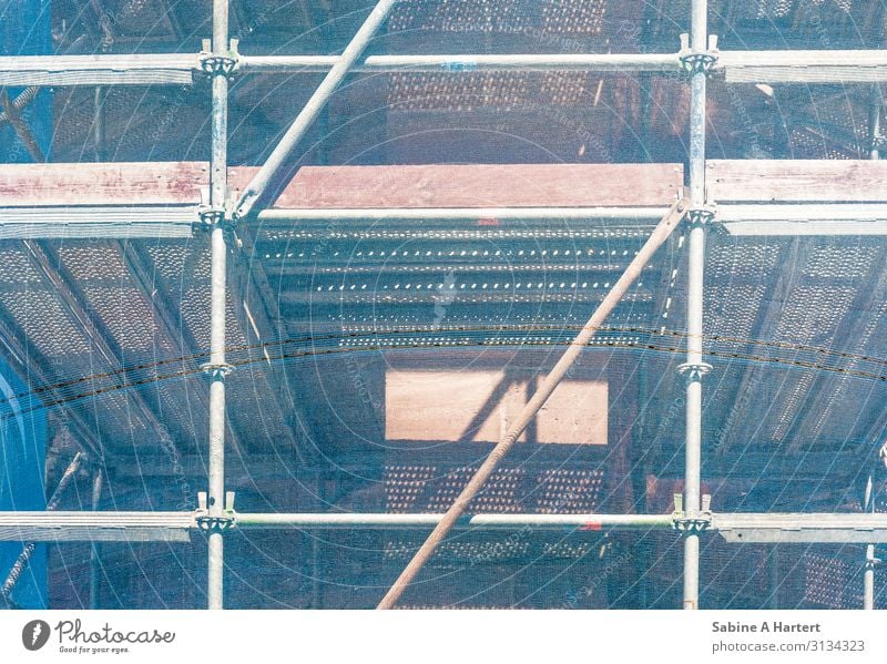 Baugerüst vor einem Gebäude in blassen Farben Speyer Fassade Holz Metall Kunststoff Arbeit & Erwerbstätigkeit bauen ästhetisch fest Stadt blau silber Kraft Mut