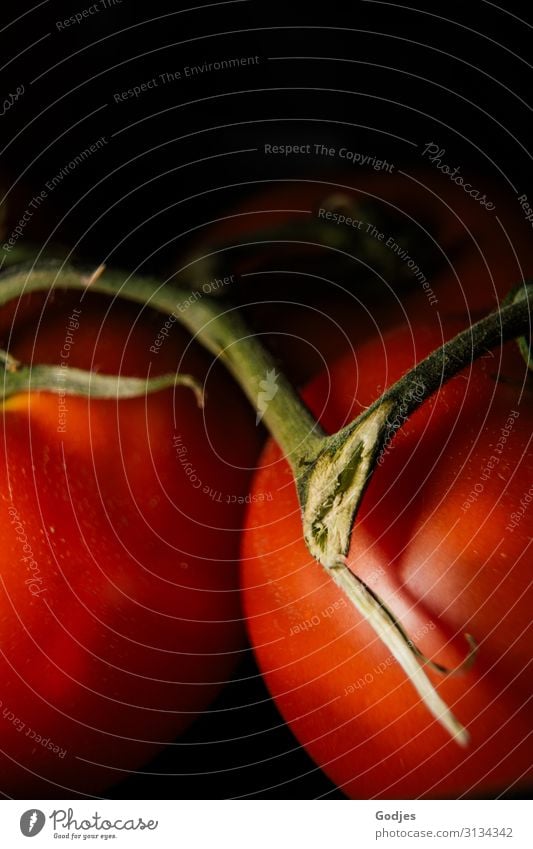 Makroaufnahme von zwei roten Tomaten mit Stiel Lebensmittel Gemüse Ernährung Gesundheit grün schwarz einzigartig Detailaufnahme Essen Foodfotografie Nahaufnahme