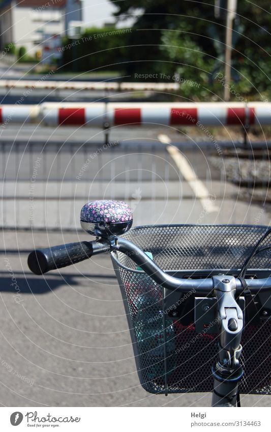 Detailaufnahme  eines Fahrrades, wartend vor einer geschlossenen Bahnschranke Freizeit & Hobby Ausflug Fahrradtour Kleinstadt Verkehr Verkehrswege