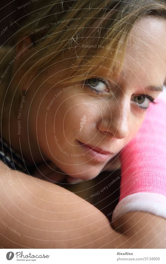 Portrait einer jungen Frau mit Arm in Gips Stil schön Gesundheit Sportler Junge Frau Jugendliche Gesicht Arme 18-30 Jahre Erwachsene blond Gipsarm Wunde