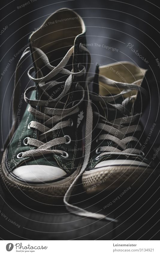 Ausgetretene Sneaker alt Schuhe gebraucht benutzt Bokeh Schnürsenkel grün Modern mode Sport sportlich Dunkel Design trend laufen unscharf kultig beliebt Jugend