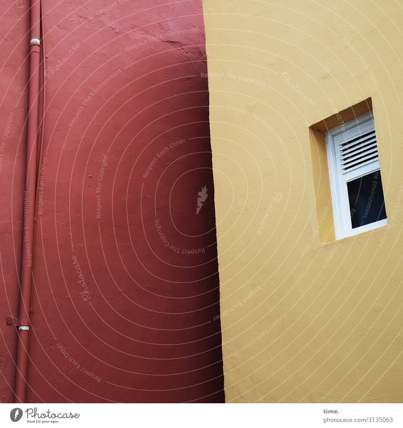 Hinterhof mit Fenster, Rohr und Schräge haus wand fenster fallrohr regenrohr rot gelb zwei nebeneinander nachbarn mauer putz farbe licht schatten nachbarschaft